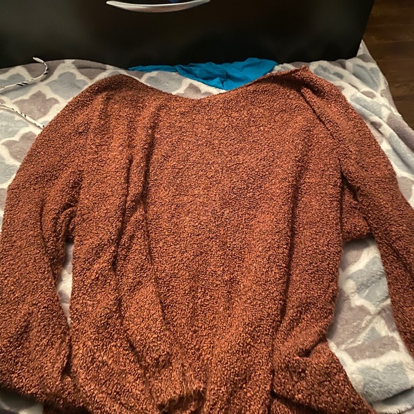 Tops and hoodies barley worn - Picture 7 of 16